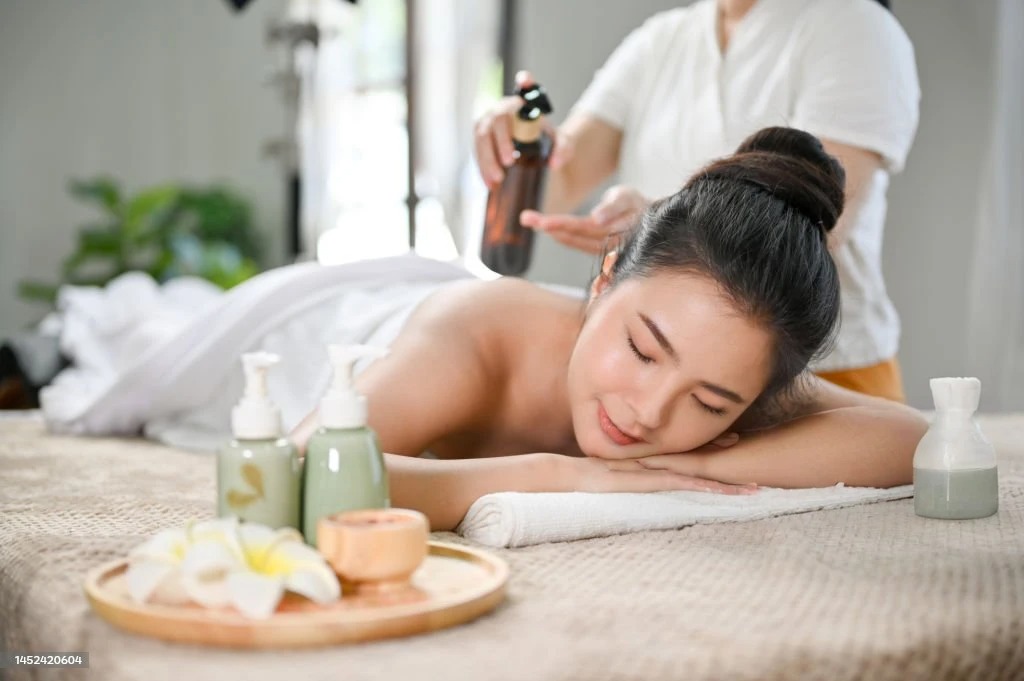 Oil massage for back pain